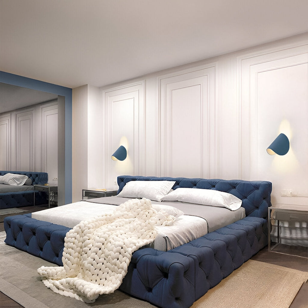 Norelle | Minimalistisk böjd vägglampa i svart metall med dubbla ljusstrålar | Orntli