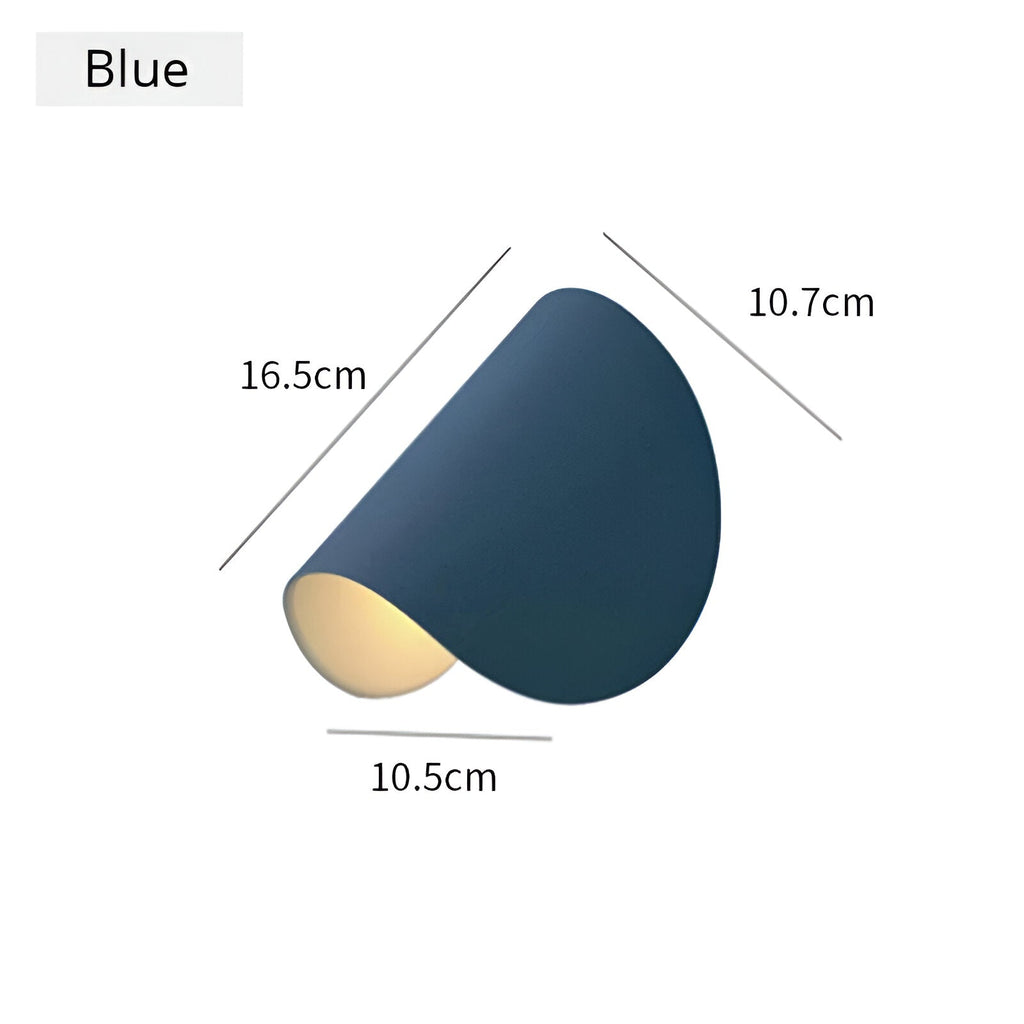 Norelle | Minimalistisk böjd vägglampa i svart metall med dubbla ljusstrålar | Orntli