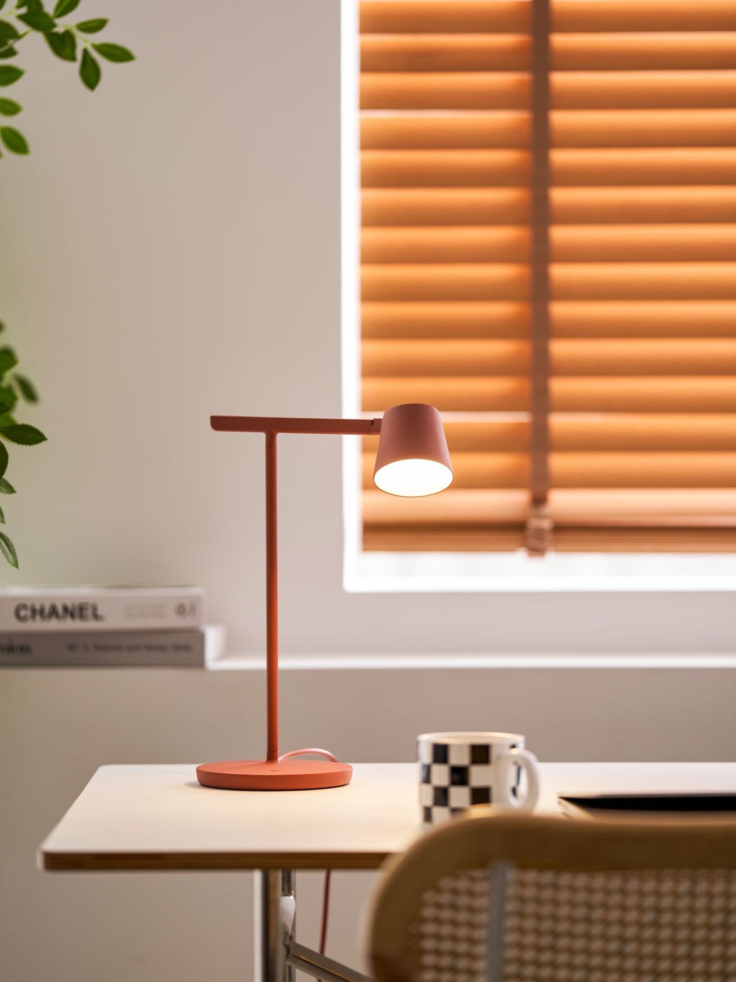 Kärnbordslampa — kompakt modern profil