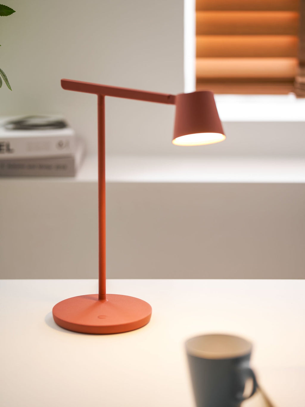 Kärnbordslampa — kompakt modern profil