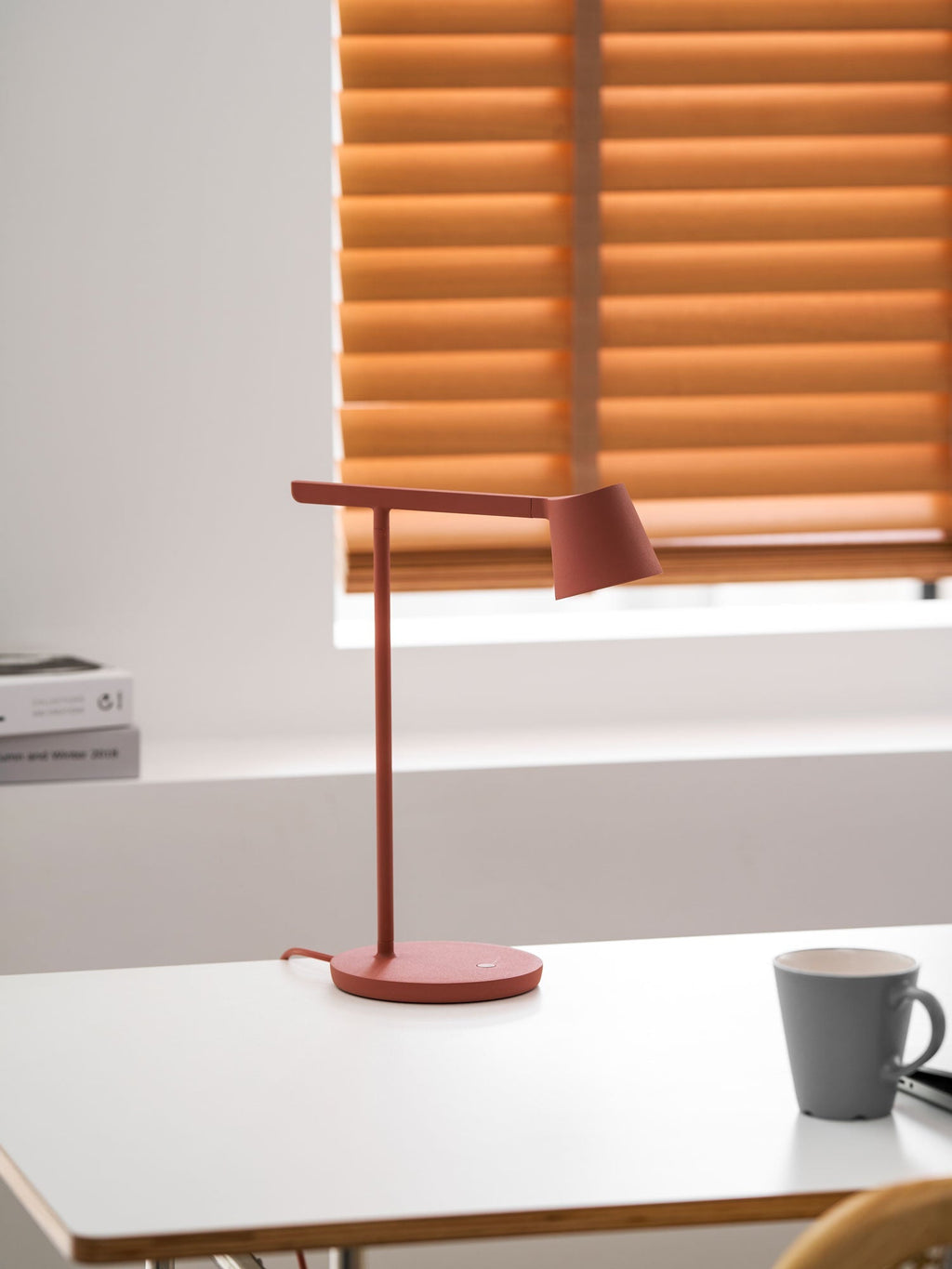 Kärnbordslampa — kompakt modern profil