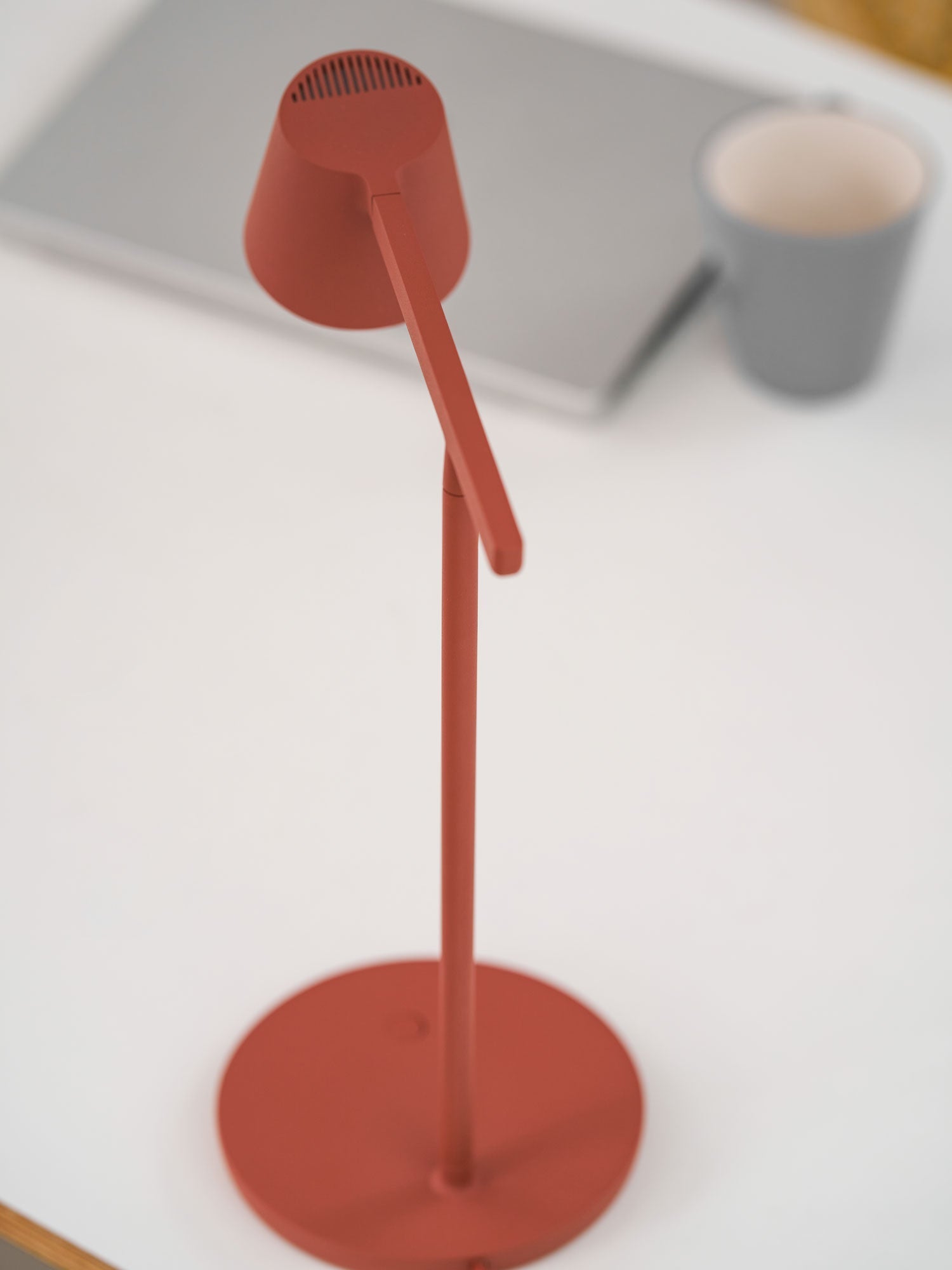 Kärnbordslampa — kompakt modern profil