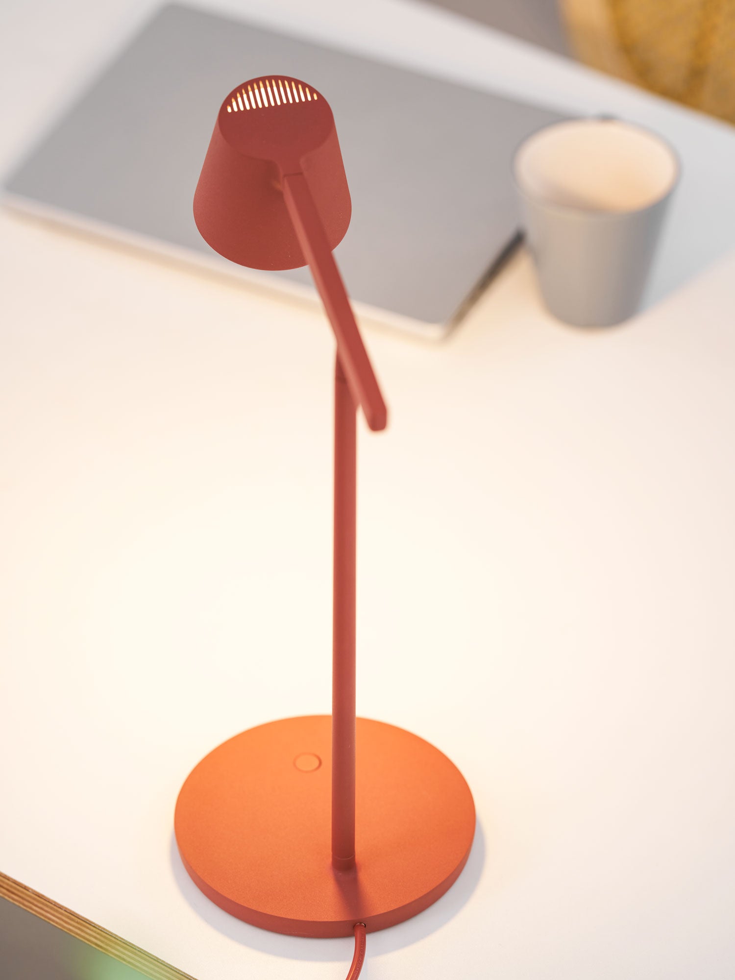 Kärnbordslampa — kompakt modern profil