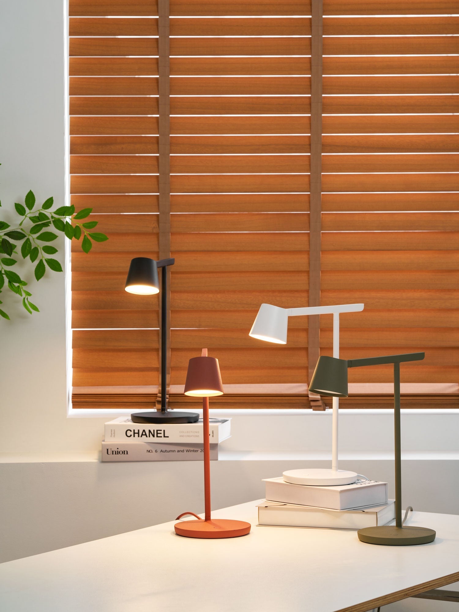 Kärnbordslampa — kompakt modern profil