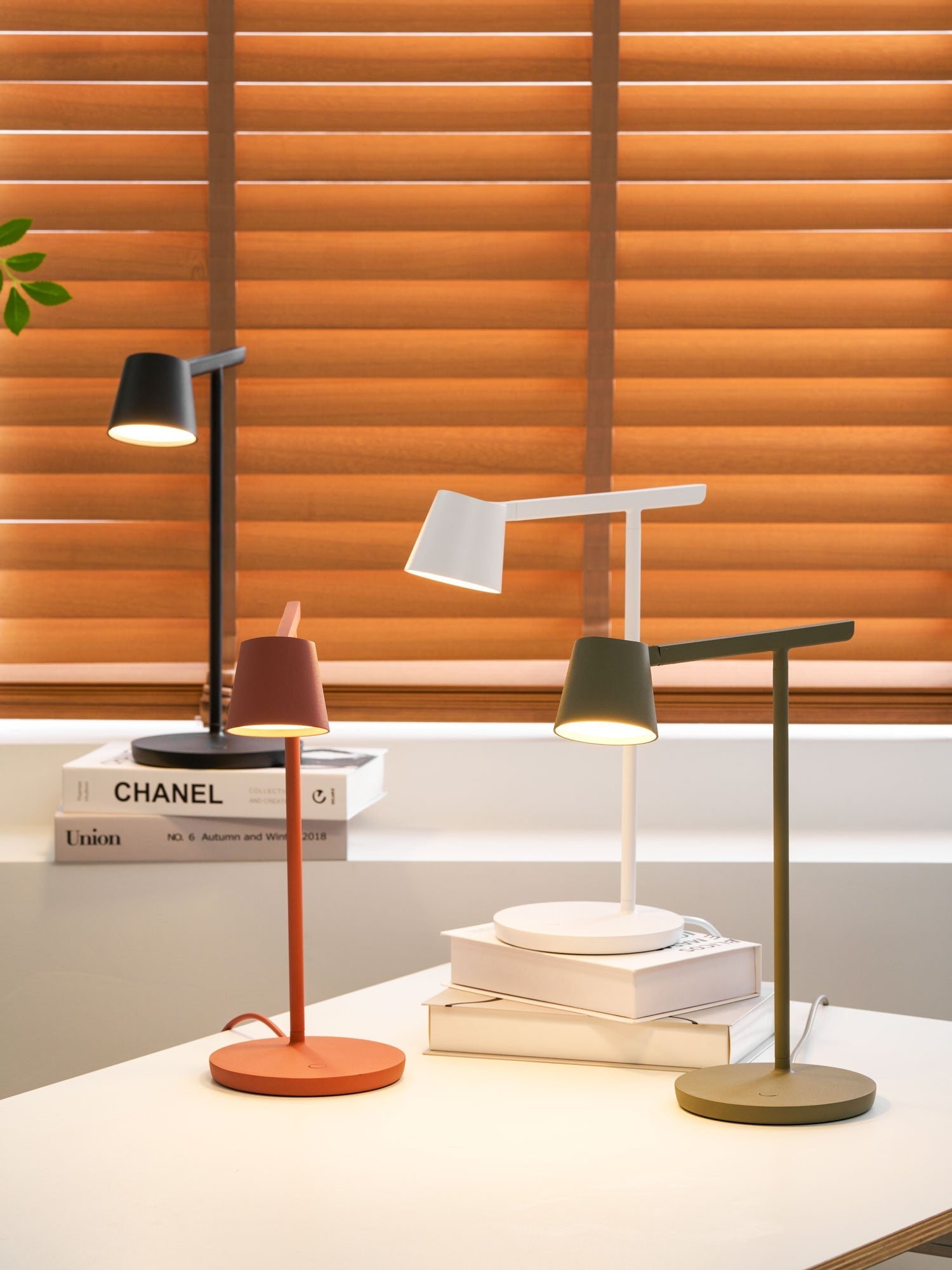 Kärnbordslampa — kompakt modern profil