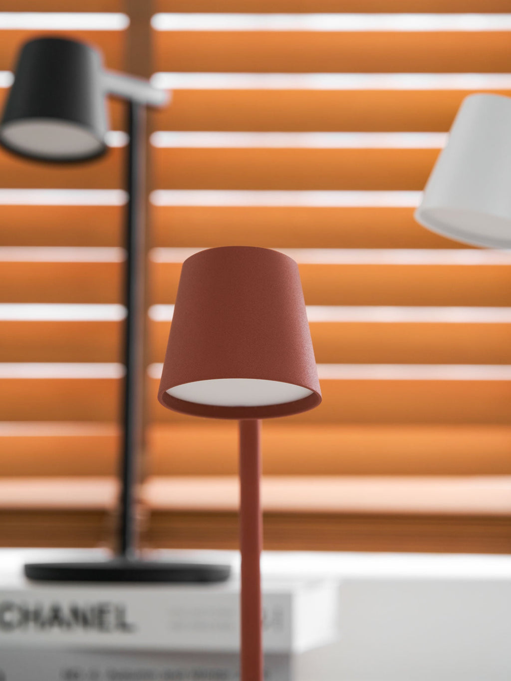 Kärnbordslampa — kompakt modern profil