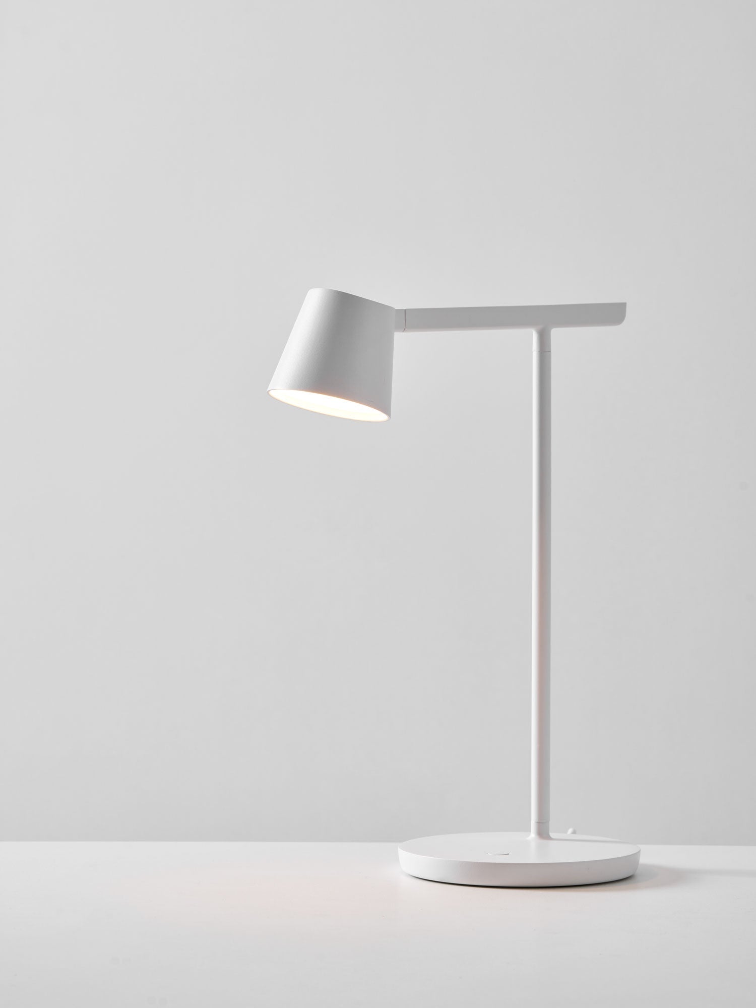 Kärnbordslampa — kompakt modern profil