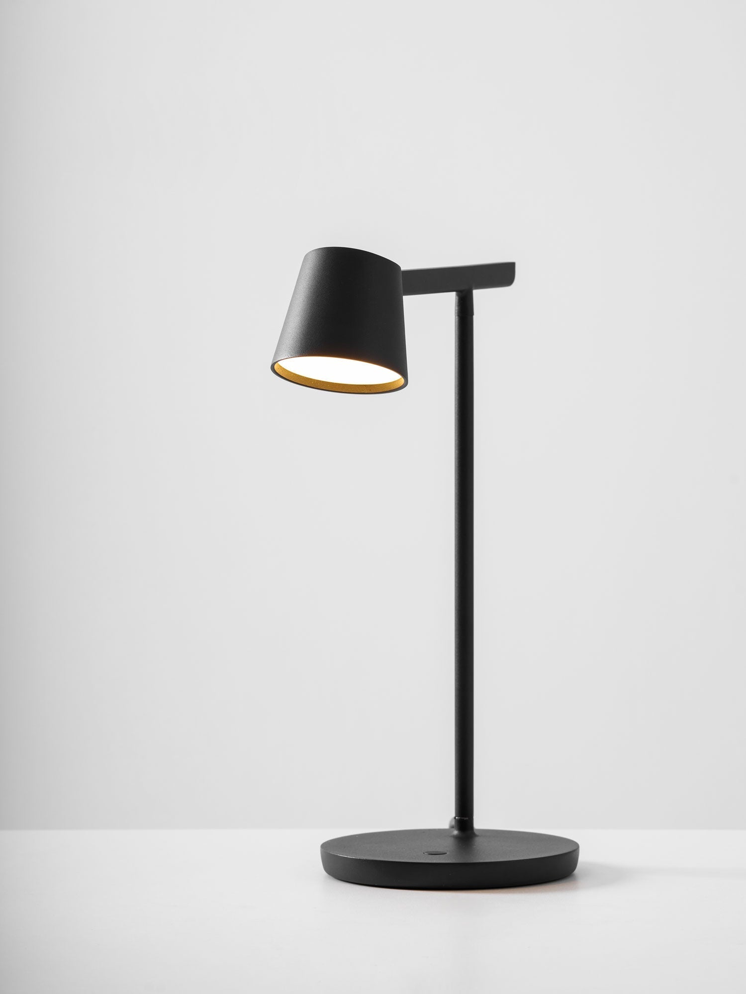 Kärnbordslampa — kompakt modern profil