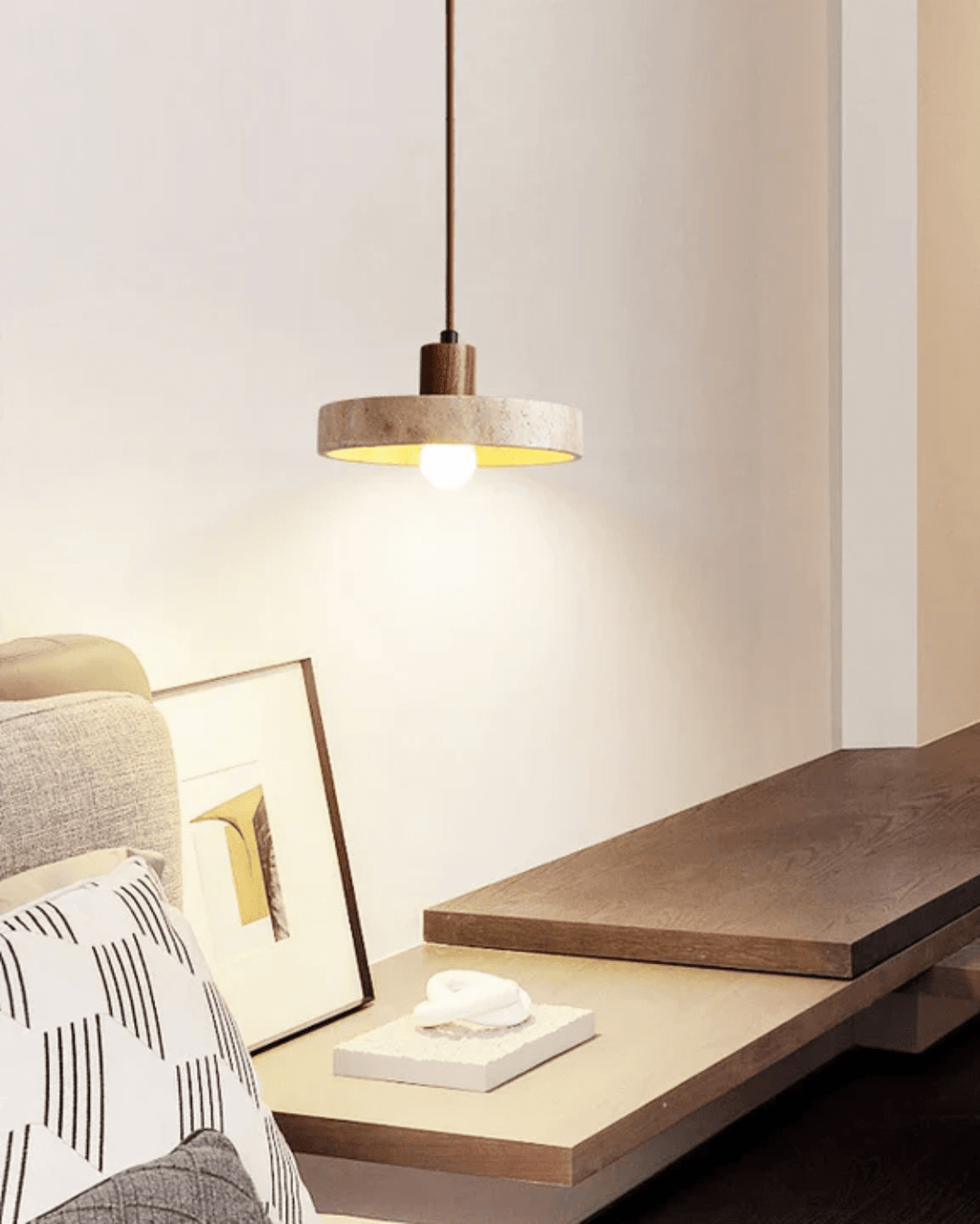 Kira Elegant Travertin Hengelampe Naturlig Steinfinish