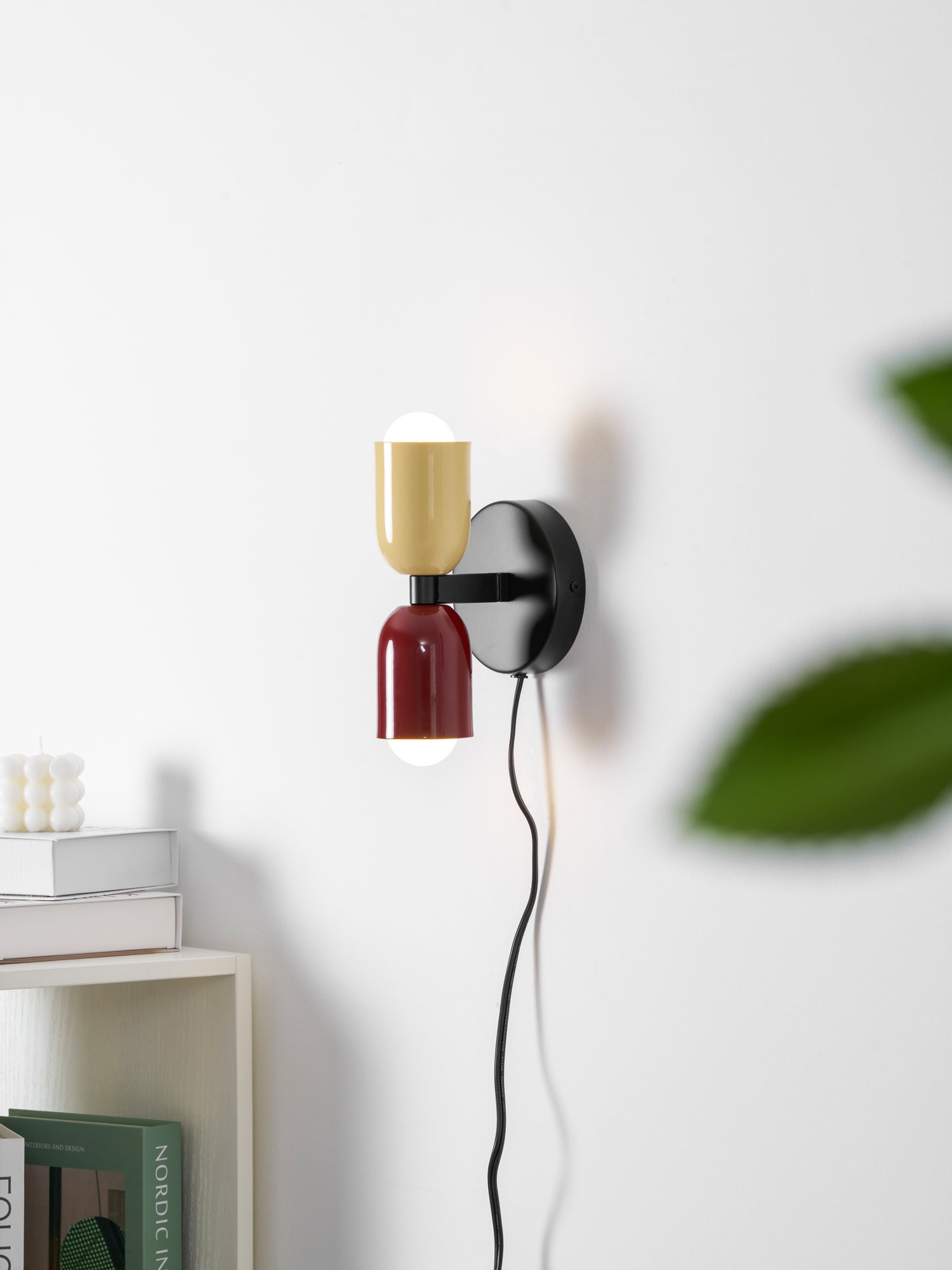 Nástěnné svítidlo Couleur Double Plug In — svítí nahoru i dolů, vodorovná nebo svislá montáž