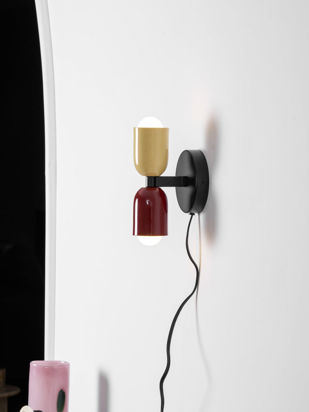 Nástěnné svítidlo Couleur Double Plug In — svítí nahoru i dolů, vodorovná nebo svislá montáž