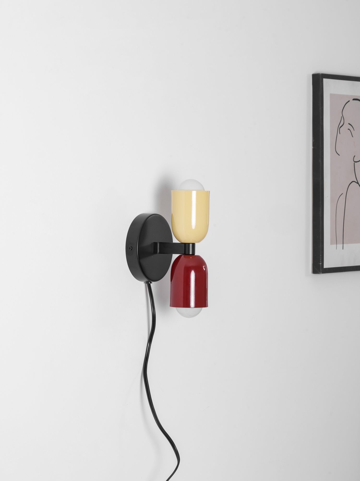 Nástěnné svítidlo Couleur Double Plug In — svítí nahoru i dolů, vodorovná nebo svislá montáž