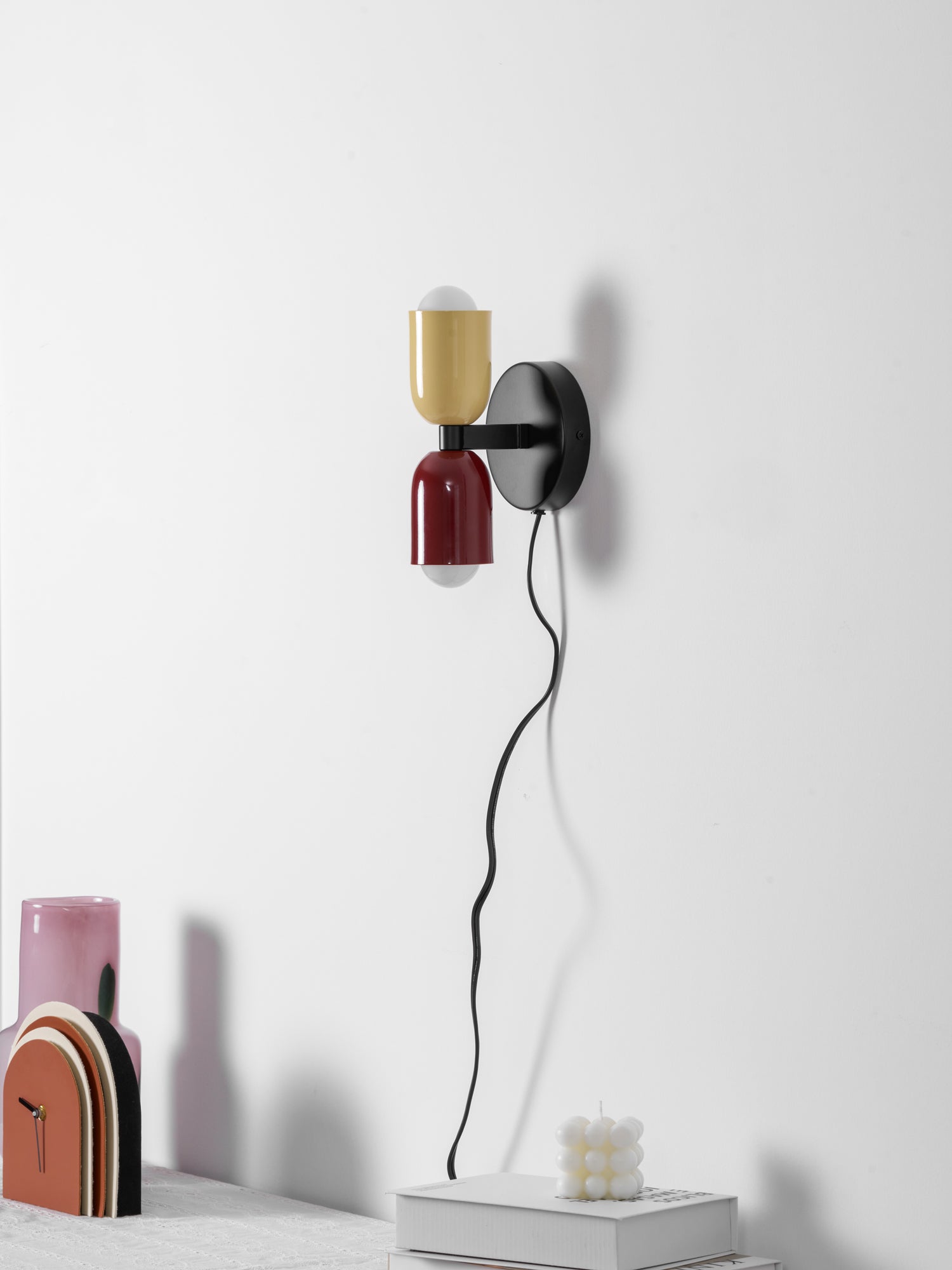 Nástěnné svítidlo Couleur Double Plug In — svítí nahoru i dolů, vodorovná nebo svislá montáž