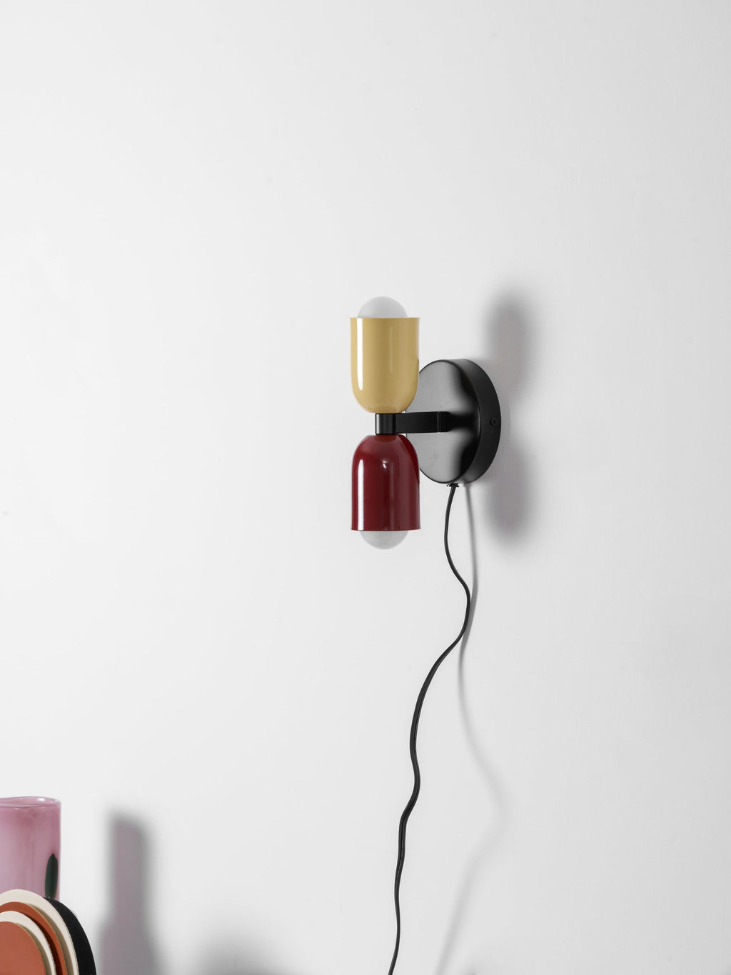 Nástěnné svítidlo Couleur Double Plug In — svítí nahoru i dolů, vodorovná nebo svislá montáž