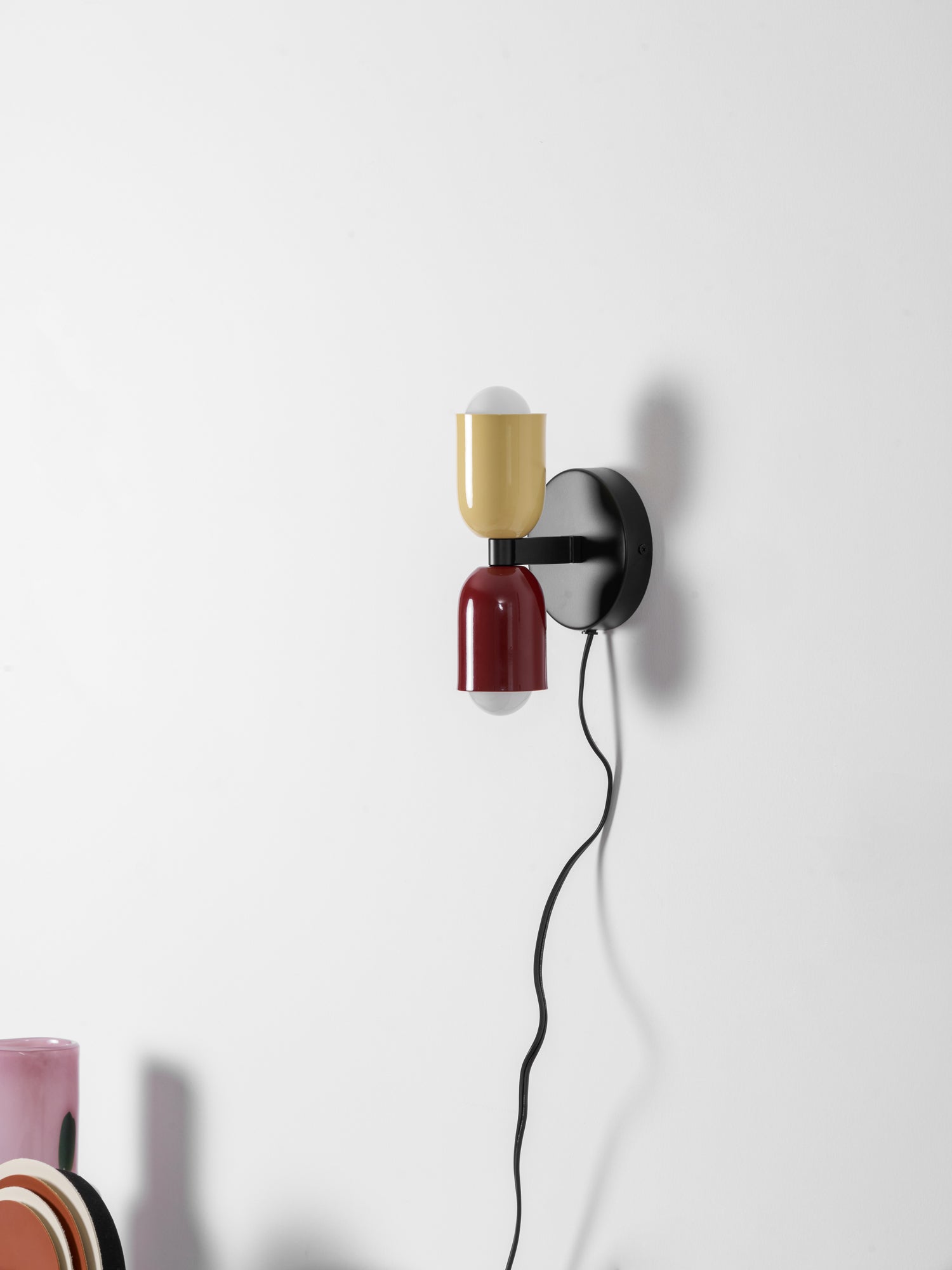 Nástěnné svítidlo Couleur Double Plug In — svítí nahoru i dolů, vodorovná nebo svislá montáž