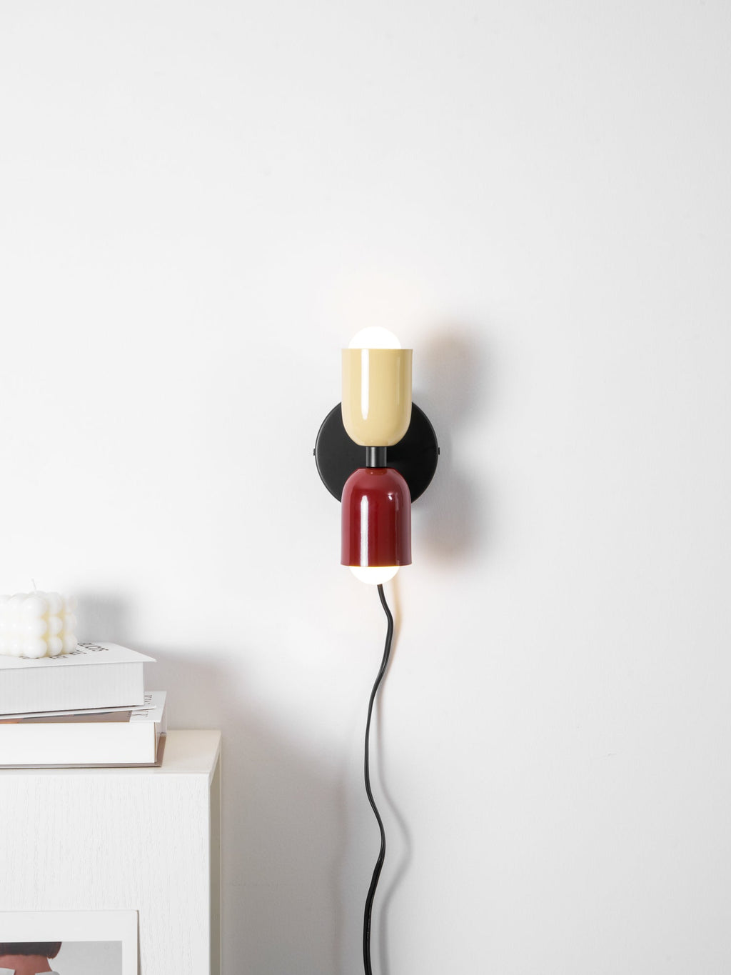 Nástěnné svítidlo Couleur Double Plug In — svítí nahoru i dolů, vodorovná nebo svislá montáž