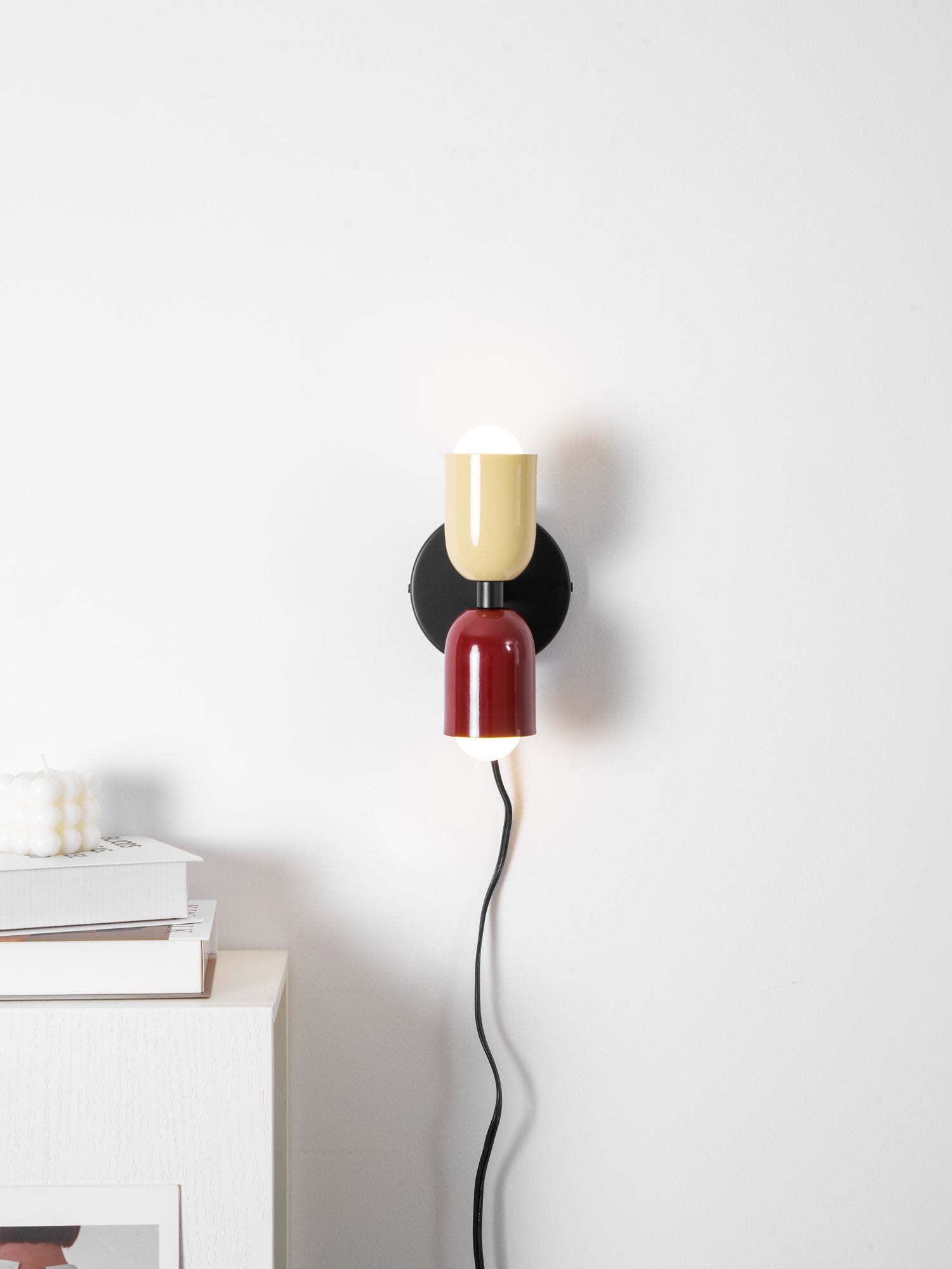 Nástěnné svítidlo Couleur Double Plug In — svítí nahoru i dolů, vodorovná nebo svislá montáž