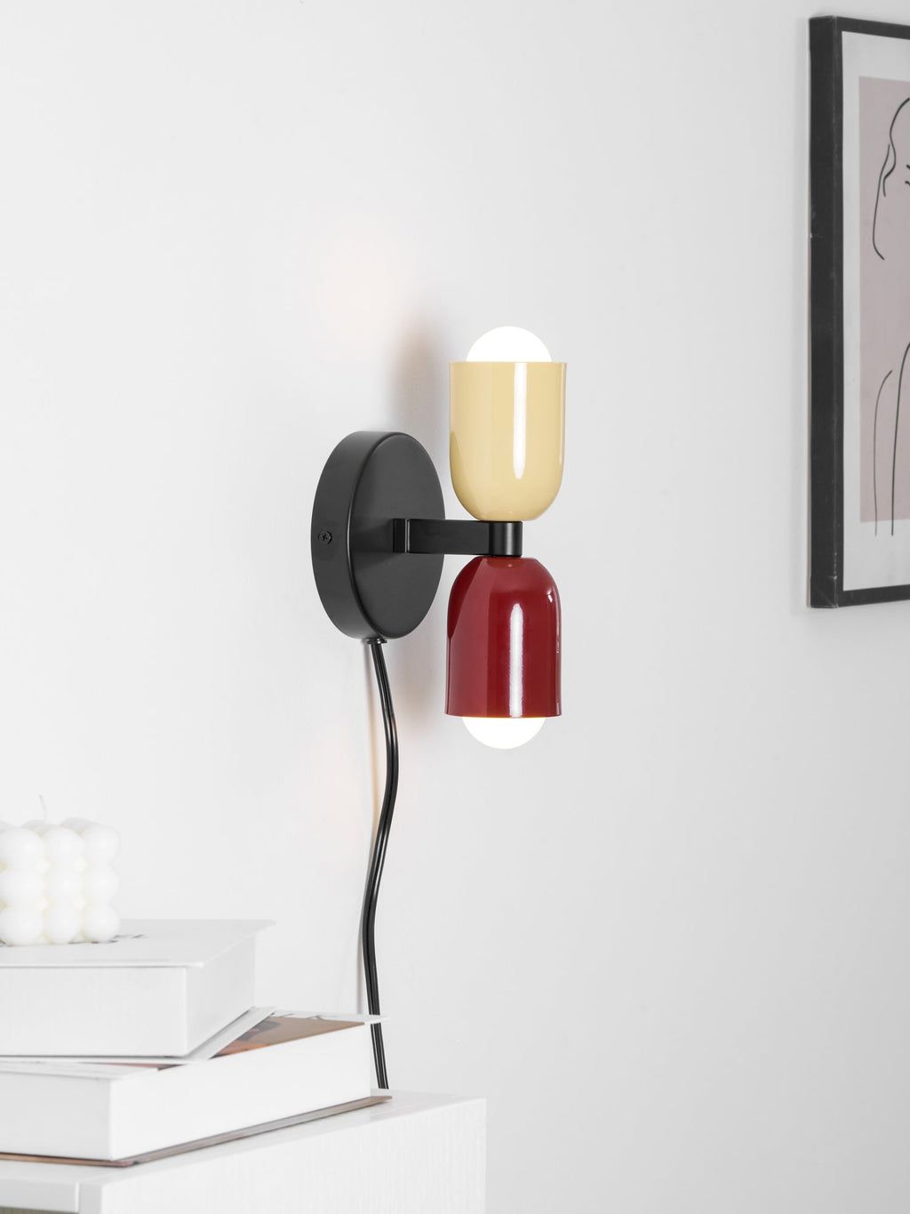 Nástěnné svítidlo Couleur Double Plug In — svítí nahoru i dolů, vodorovná nebo svislá montáž