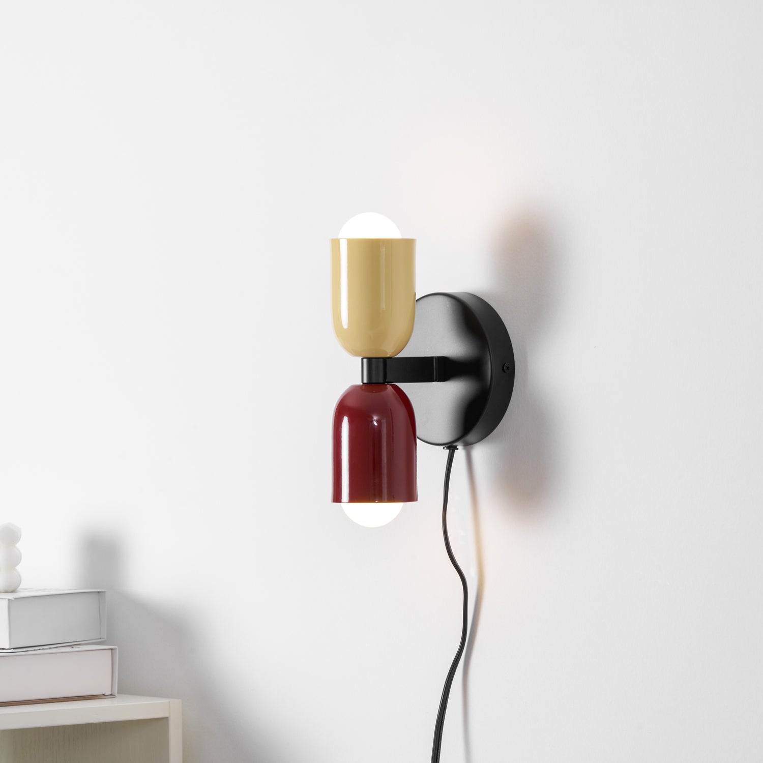 Nástěnné svítidlo Couleur Double Plug In — svítí nahoru i dolů, vodorovná nebo svislá montáž
