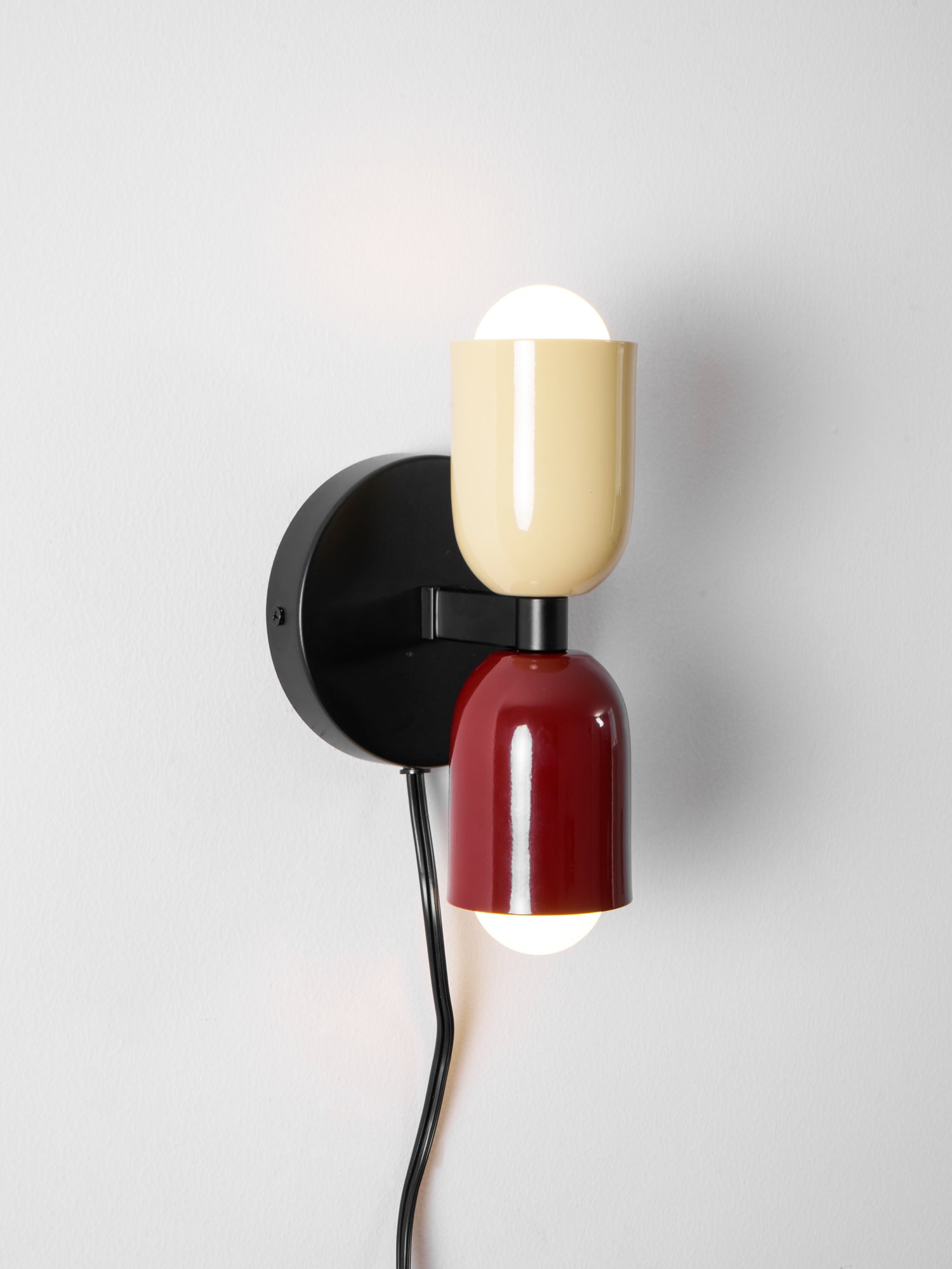 Nástěnné svítidlo Couleur Double Plug In — svítí nahoru i dolů, vodorovná nebo svislá montáž