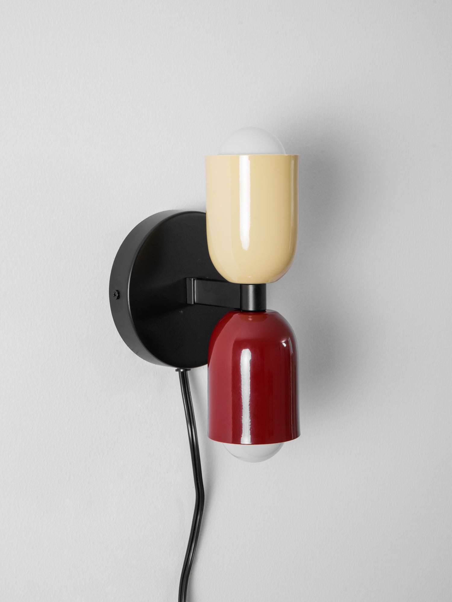 Nástěnné svítidlo Couleur Double Plug In — svítí nahoru i dolů, vodorovná nebo svislá montáž