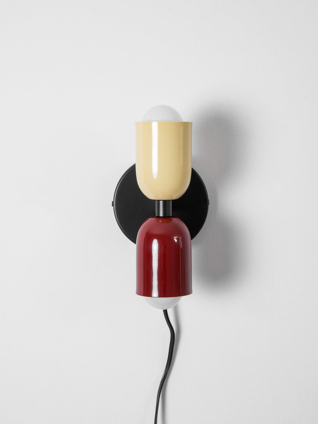Nástěnné svítidlo Couleur Double Plug In — svítí nahoru i dolů, vodorovná nebo svislá montáž