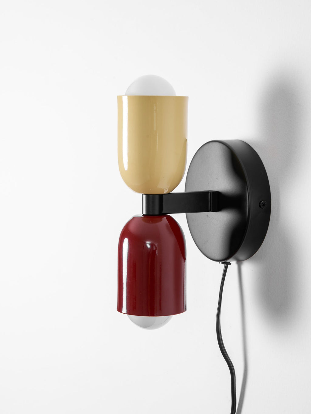 Nástěnné svítidlo Couleur Double Plug In — svítí nahoru i dolů, vodorovná nebo svislá montáž