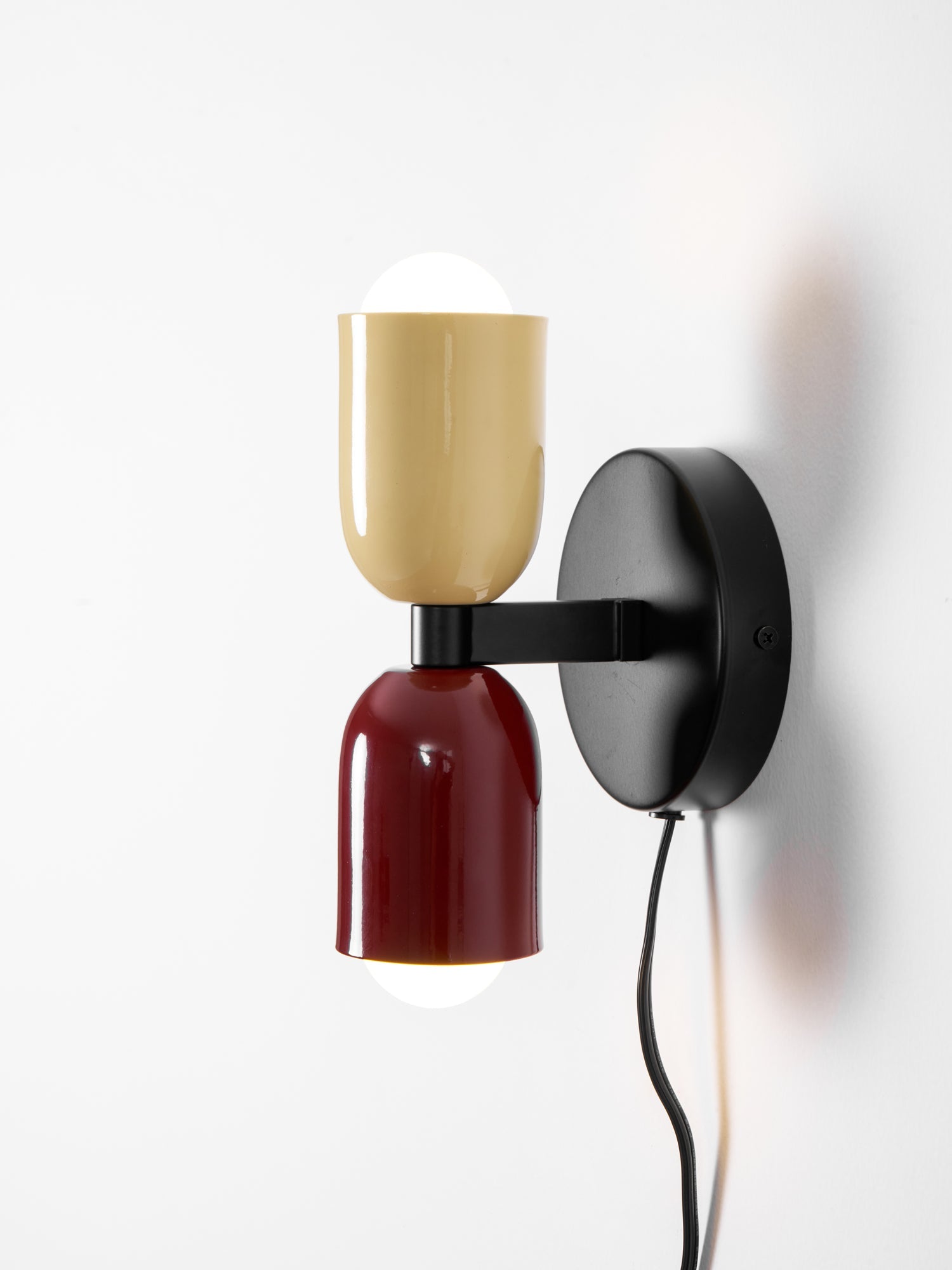 Nástěnné svítidlo Couleur Double Plug In — svítí nahoru i dolů, vodorovná nebo svislá montáž