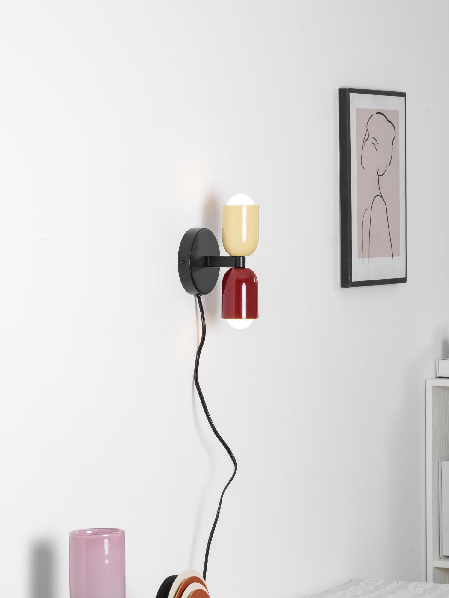 Nástěnné svítidlo Couleur Double Plug In — svítí nahoru i dolů, vodorovná nebo svislá montáž