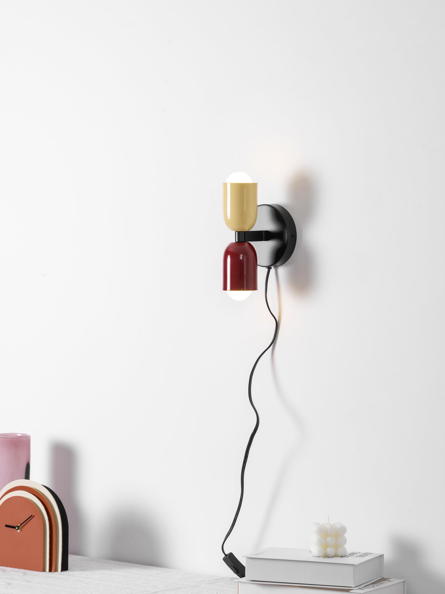Nástěnné svítidlo Couleur Double Plug In — svítí nahoru i dolů, vodorovná nebo svislá montáž