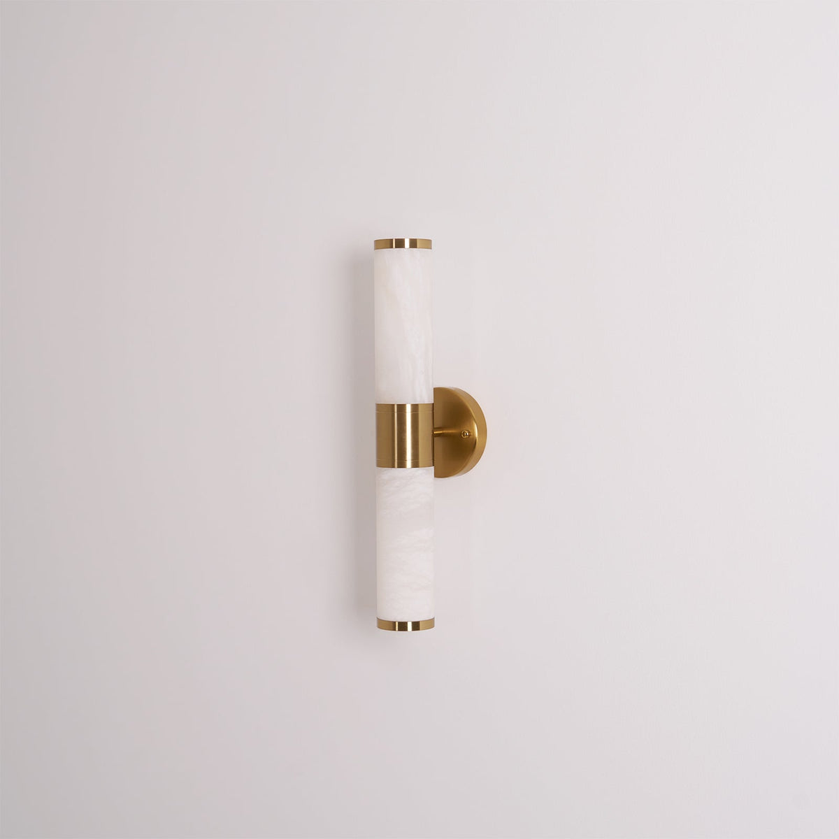 Kaia vegglampe i alabast, minimalistisk design, diameter på 8cm