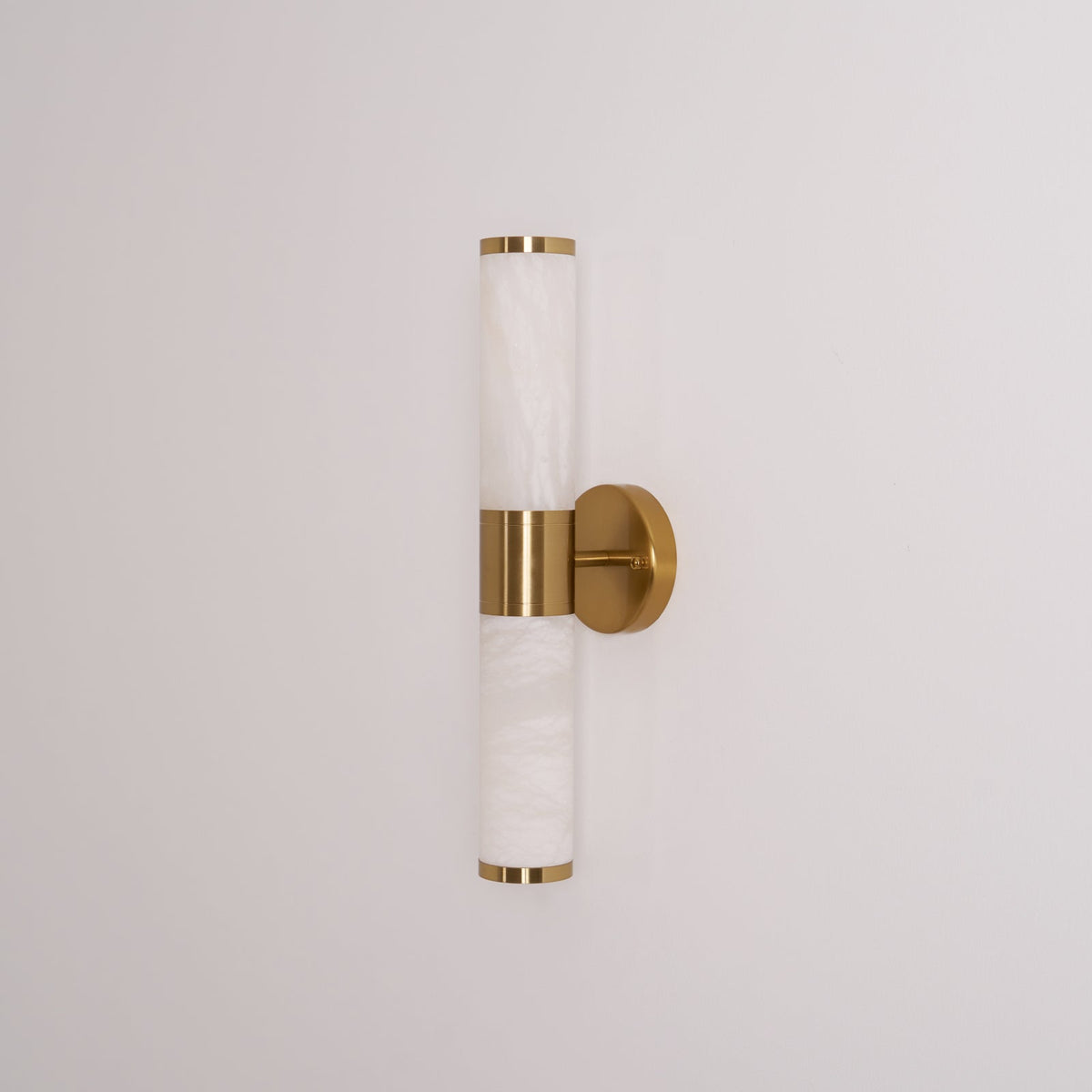 Kaia vegglampe i alabast, minimalistisk design, diameter på 8cm