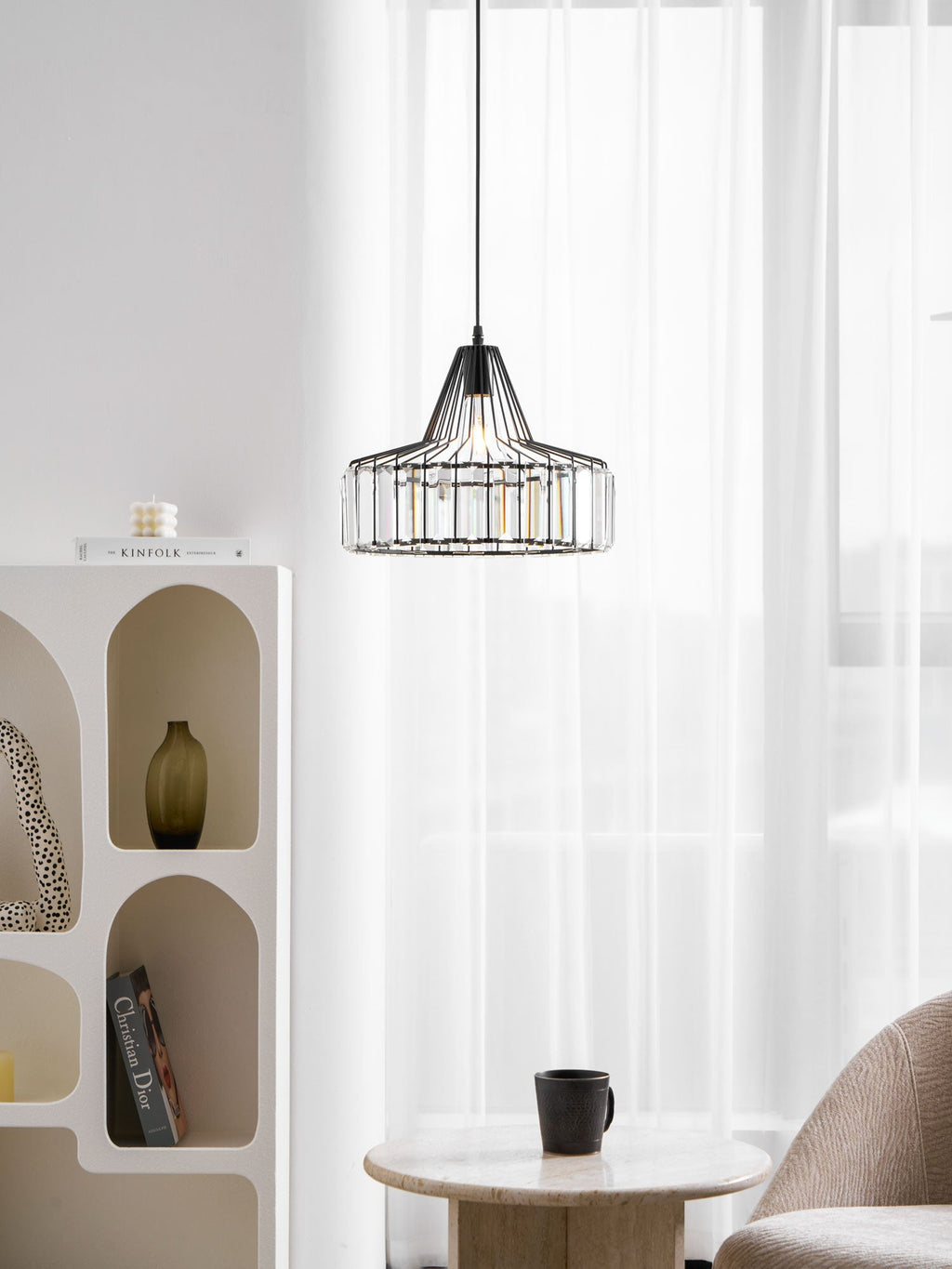 Zeitgemäße Pendelleuchte in Trommelform mit Kristallbehang