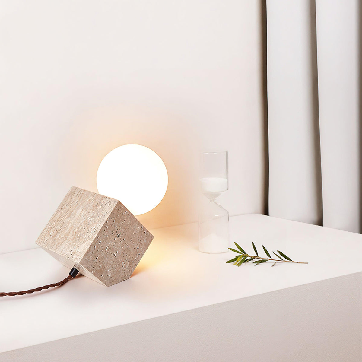 Minimalistické krychlové stolní svítidlo z travertinu — objímka pro žárovku G9