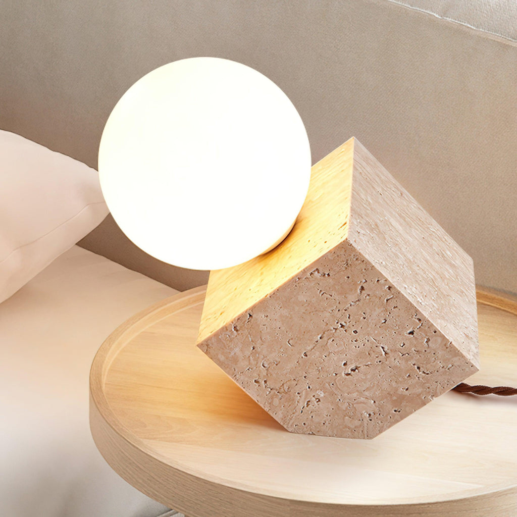 Minimalistické krychlové stolní svítidlo z travertinu — objímka pro žárovku G9