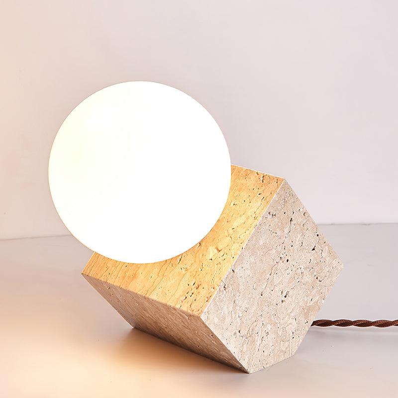 Minimalistické krychlové stolní svítidlo z travertinu — objímka pro žárovku G9