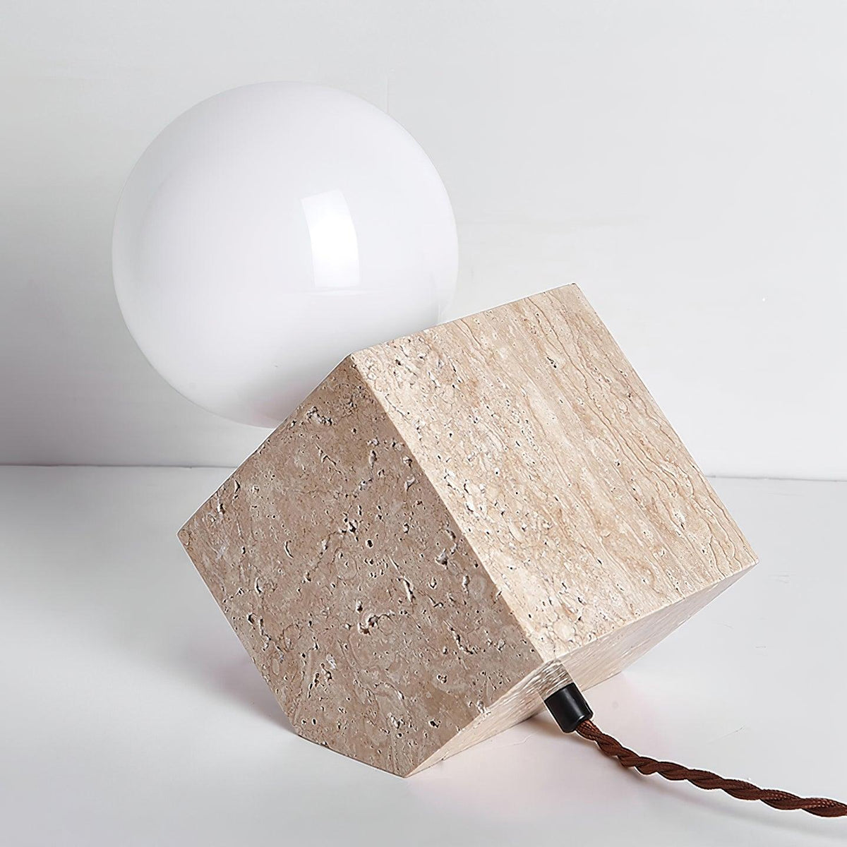 Minimalistické krychlové stolní svítidlo z travertinu — objímka pro žárovku G9