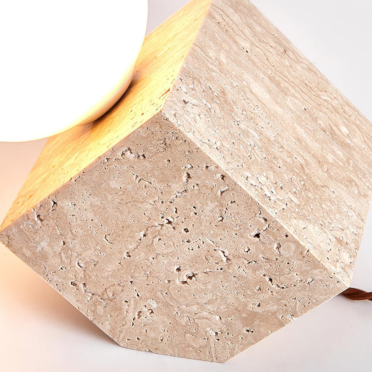 Minimalistické krychlové stolní svítidlo z travertinu — objímka pro žárovku G9