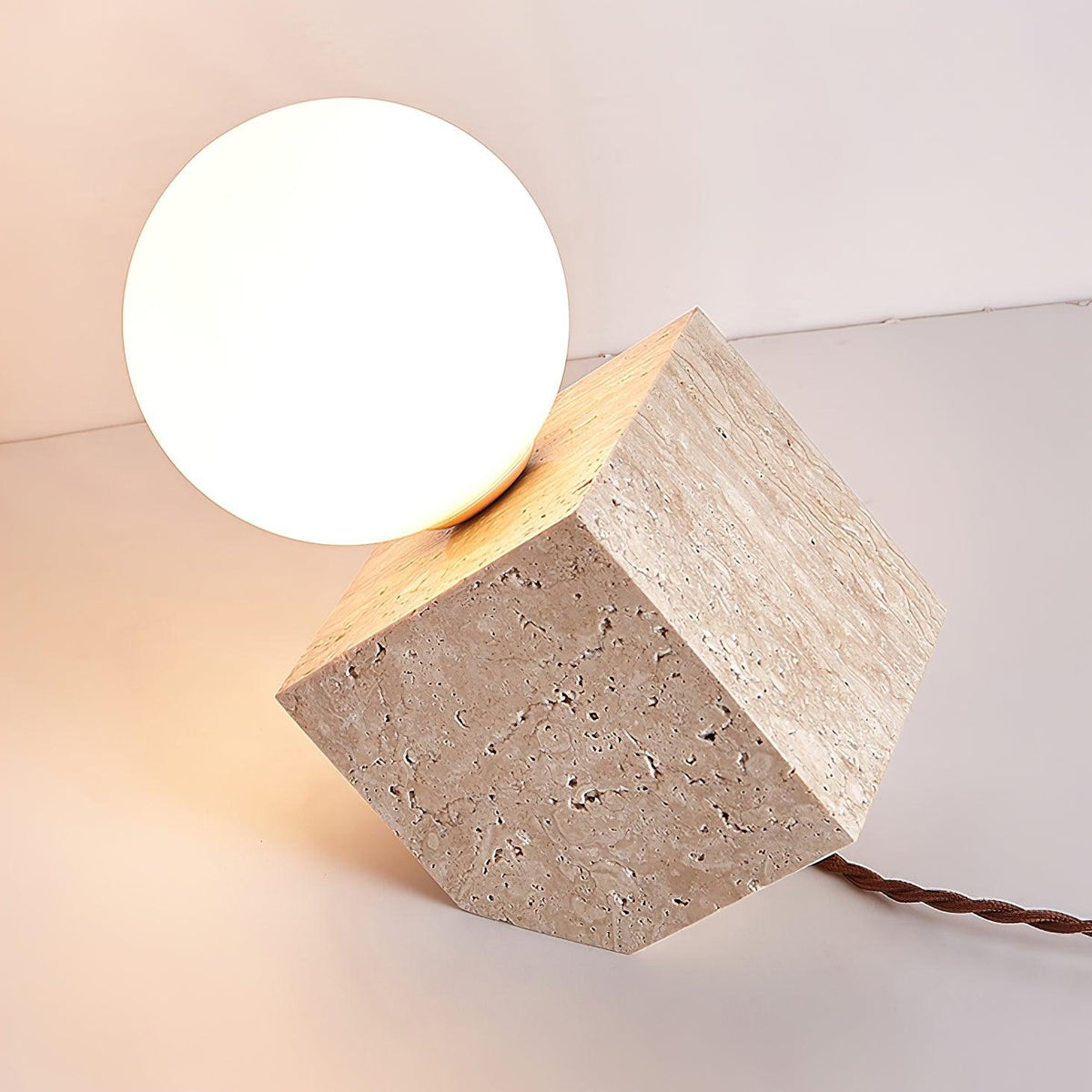 Minimalistické krychlové stolní svítidlo z travertinu — objímka pro žárovku G9