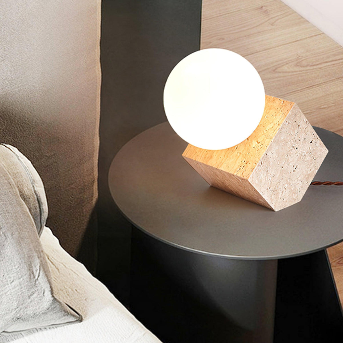 Minimalistické krychlové stolní svítidlo z travertinu — objímka pro žárovku G9