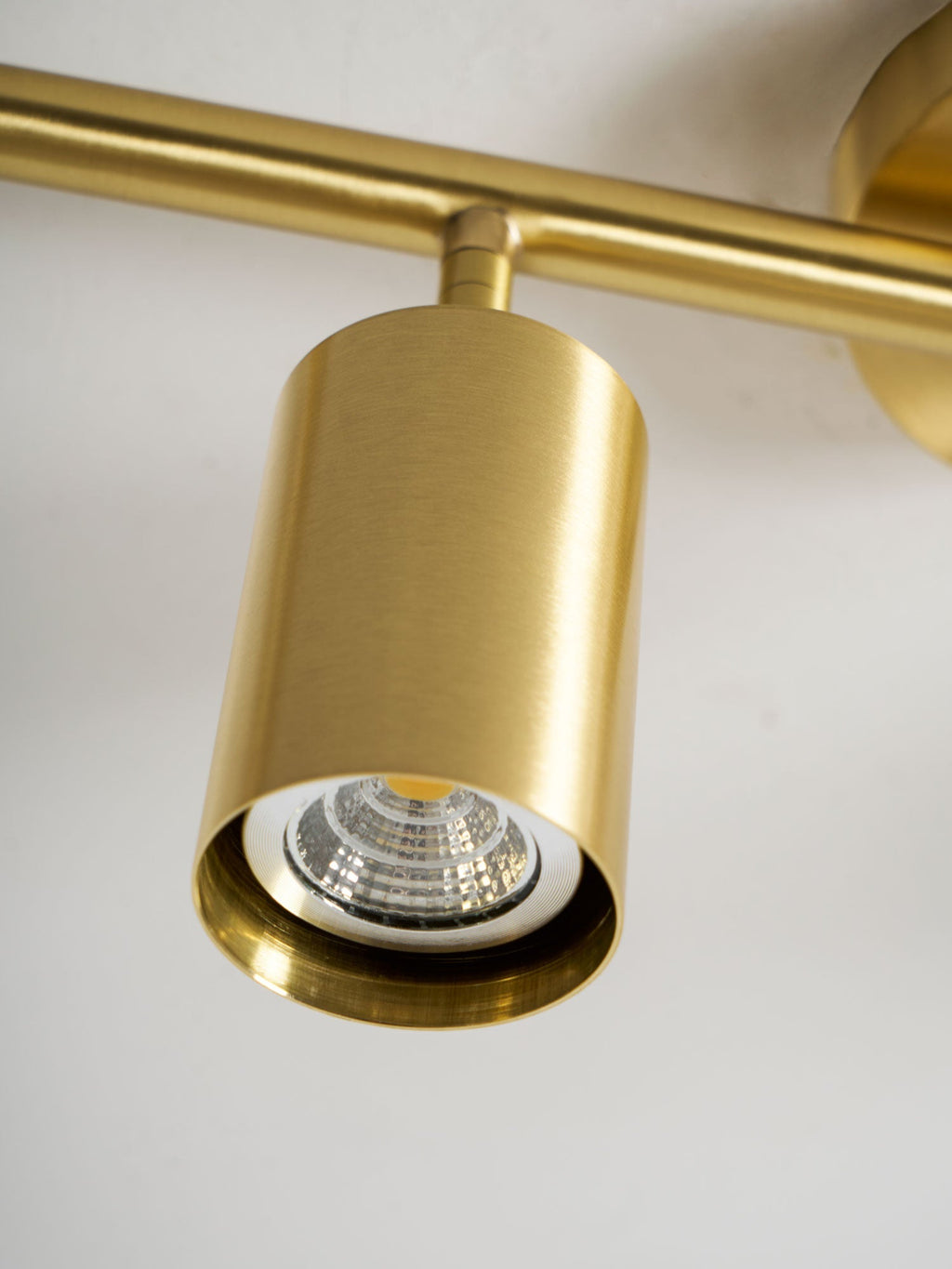 Lampada da soffitto cilindrica in ottone — lunghezza della sospensione regolabile
