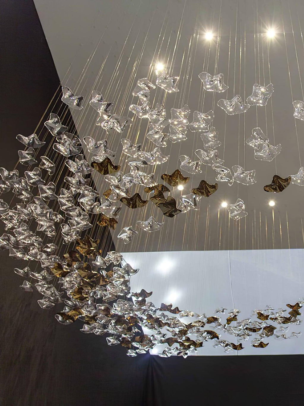 Vecarisra luksuriøs pendellampe i kunstglass med tidevannsinspirert design — kaskade med 170 til 205 deler, spennvidde på 210cm