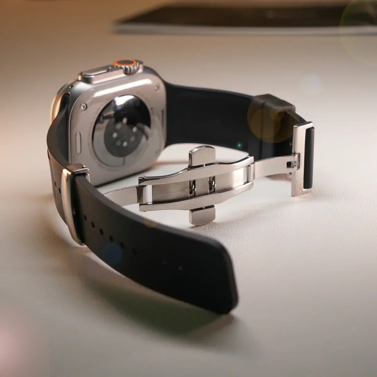 Luxusní pásek s motýlkovou sponou z FKM pro Apple Watch