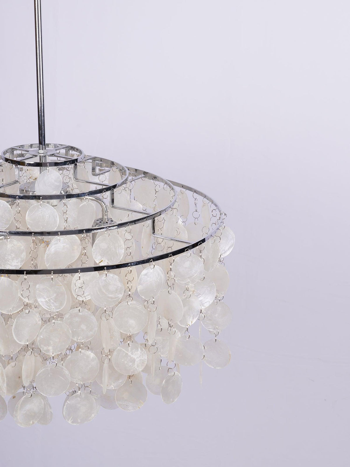 Kulatý lustr s více úrovněmi a skořepinami — design z průsvitných disků