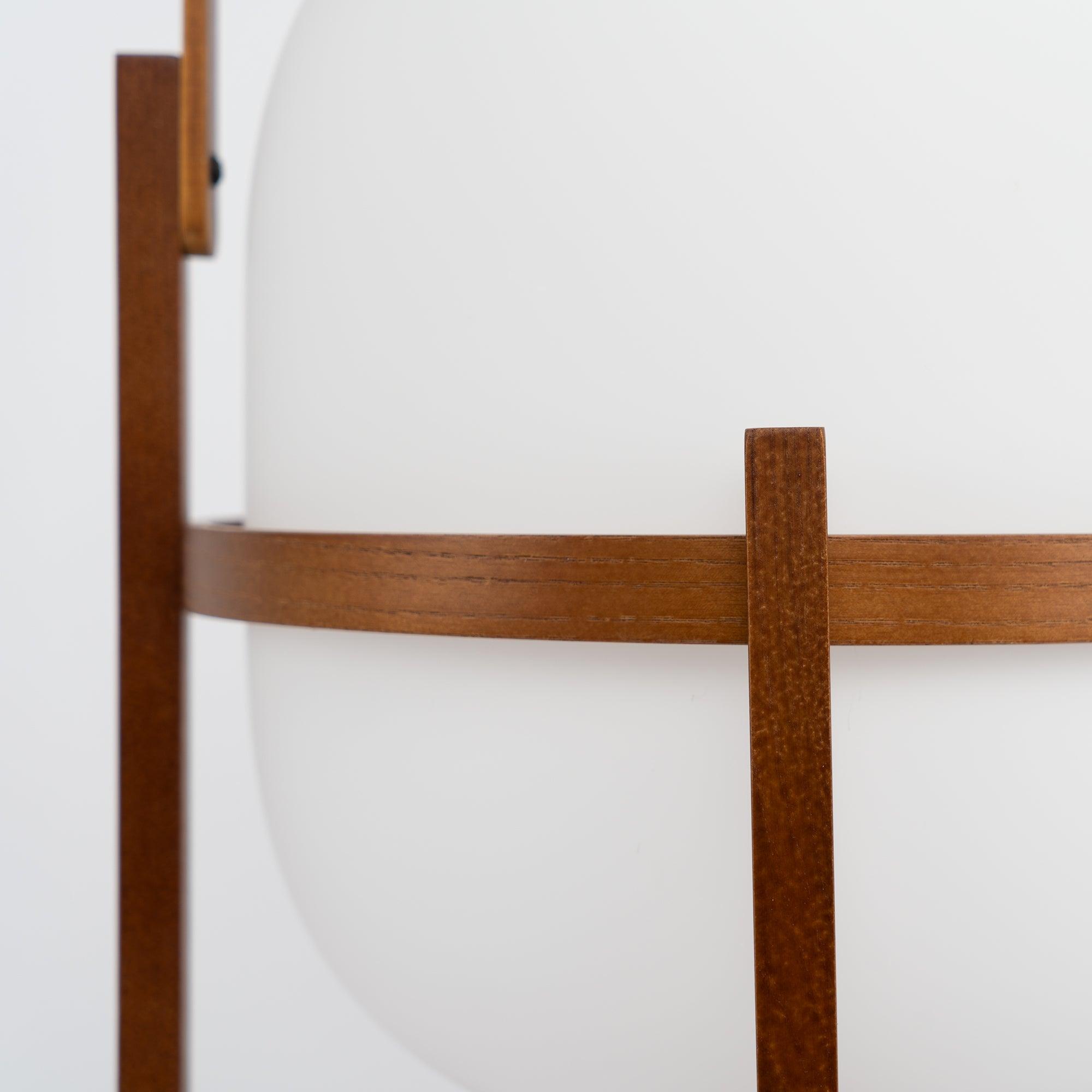 Przenośna szklana lampa stołowa — tradycyjny kształt latarni