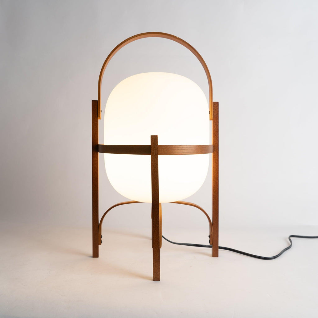 Przenośna szklana lampa stołowa — tradycyjny kształt latarni