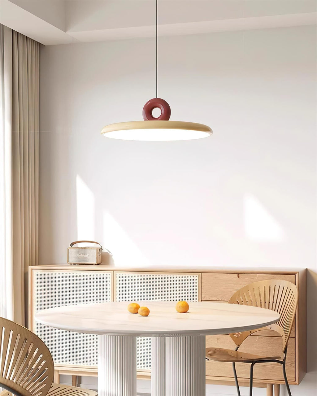 Závěsné svítidlo Dalia — minimalistické kruhové stínidlo, matně zelená povrchová úprava, vínově červený detail ve tvaru smyčky