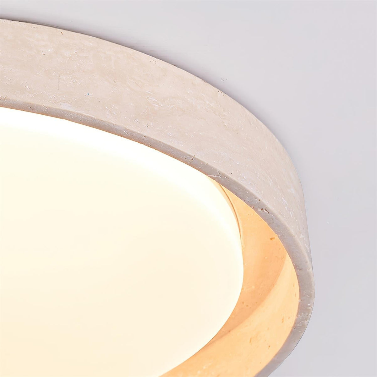 Juvio minimalistisk rund loftlampe i travertin — integreret LED, akrylrand, varm hvid