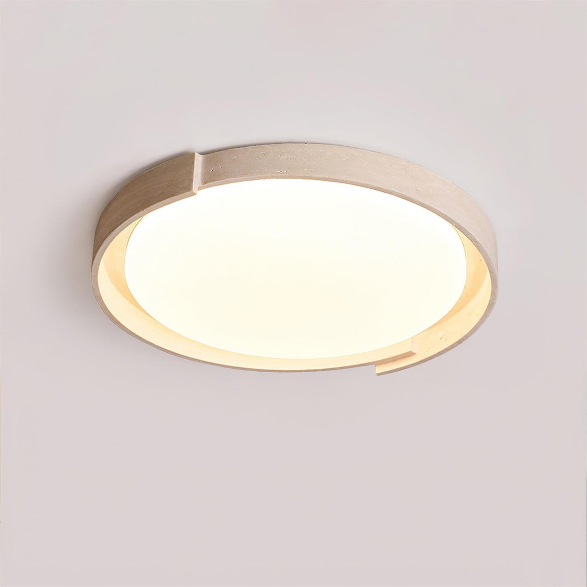 Juvio minimalistisk rund loftlampe i travertin — integreret LED, akrylrand, varm hvid