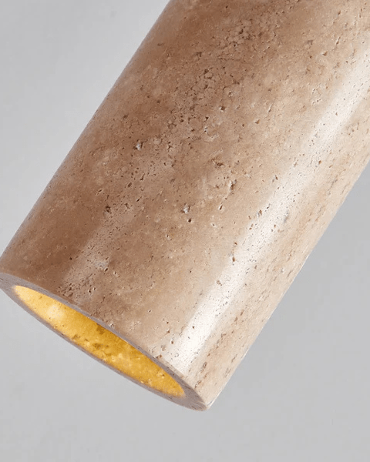 מנורת תלייה קורווינוסטון עם אהיל במרקם אבן